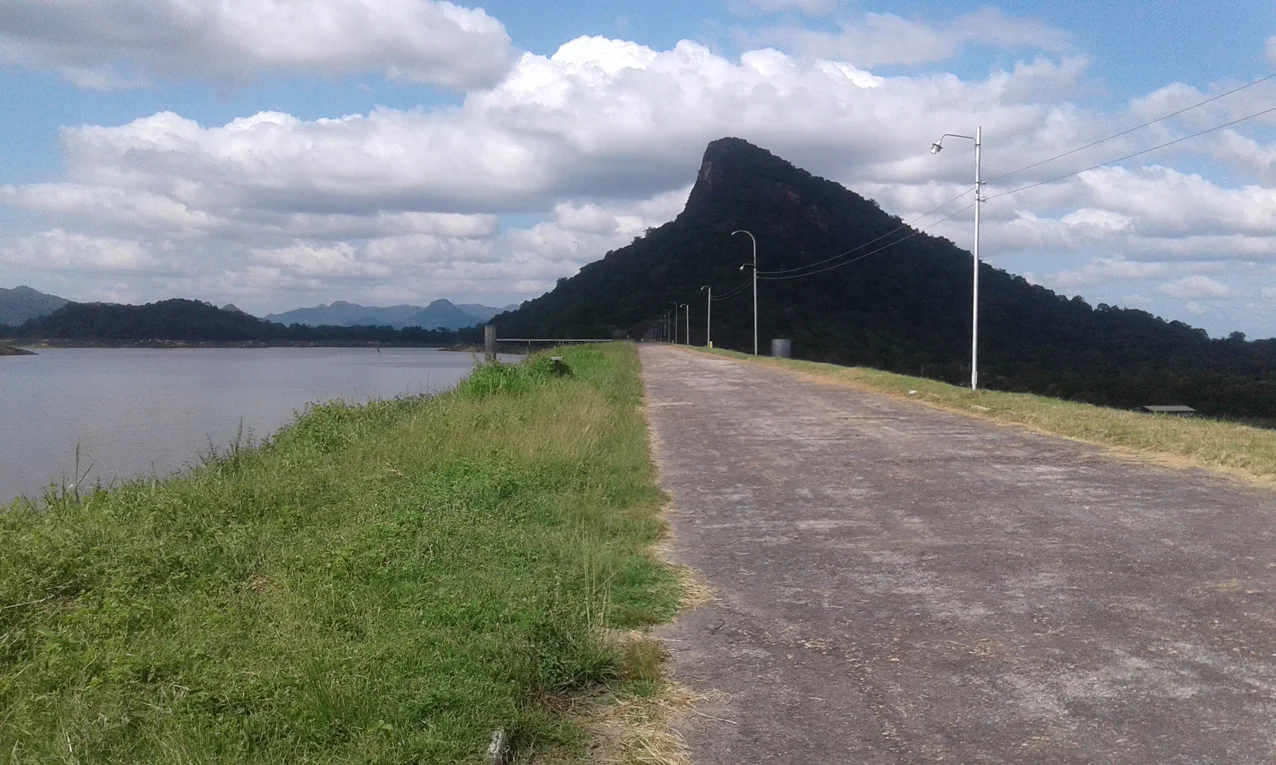 Inginiyagala Dam (සේනානායක සමුද්රය)